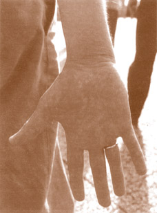 a hand showing binqi